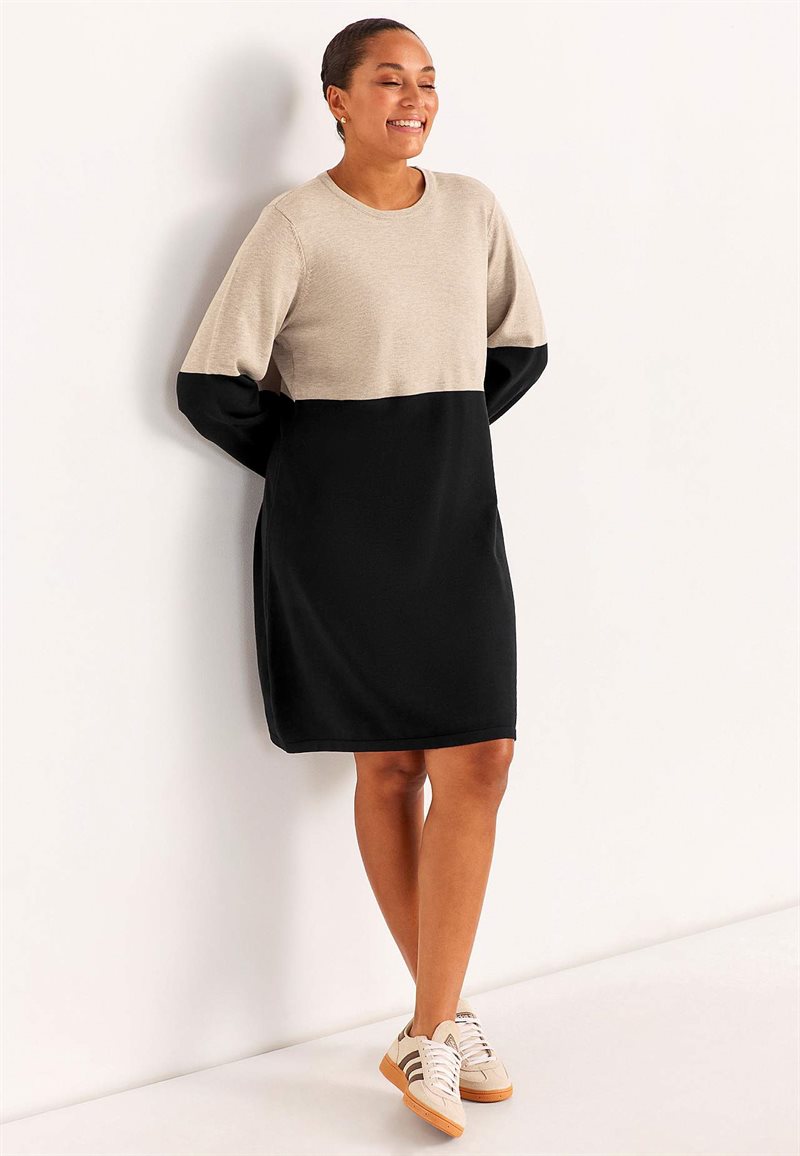 Tofarvet, fintstrikket kjole