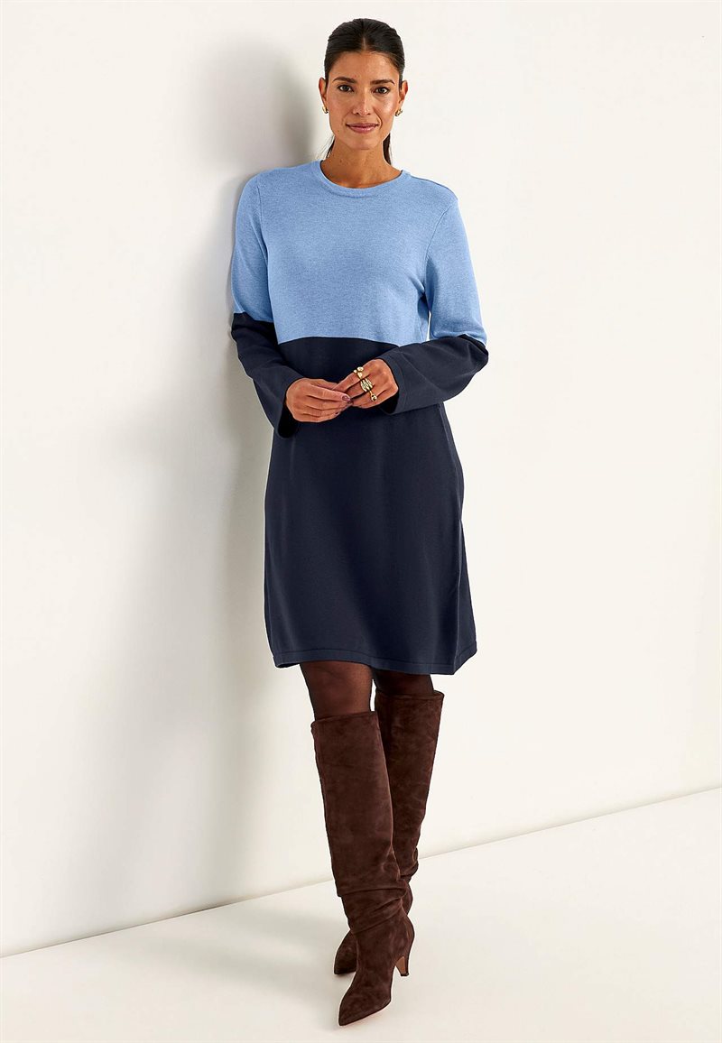 Tofarvet, fintstrikket kjole