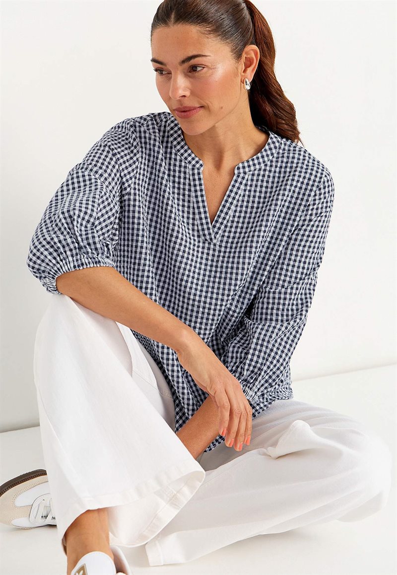 Småternet bluse i seersucker