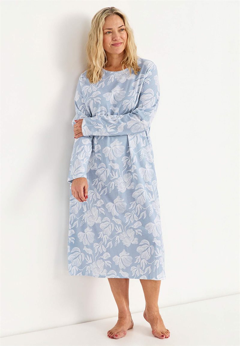 Natkjole med et blomstermønster