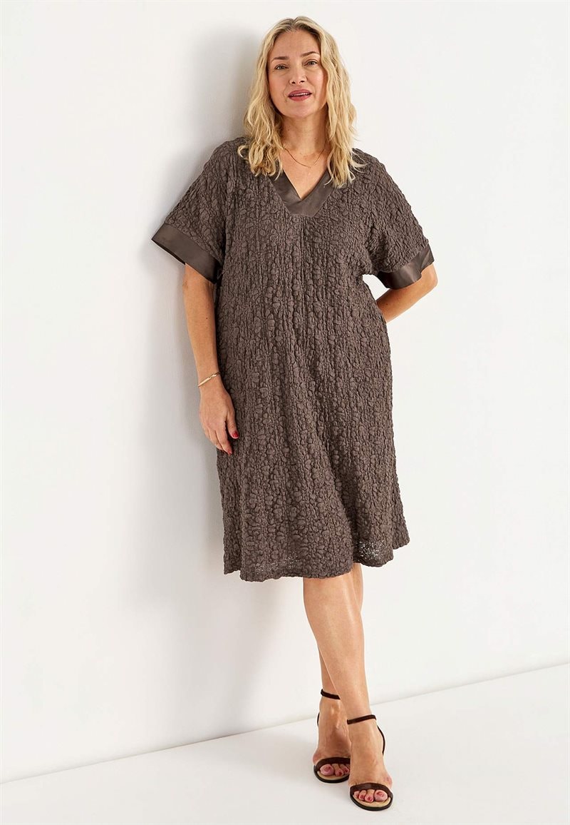 Blondekjole med stræk