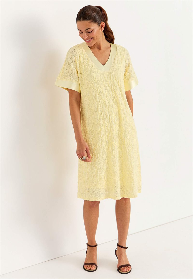 Blondekjole med stræk