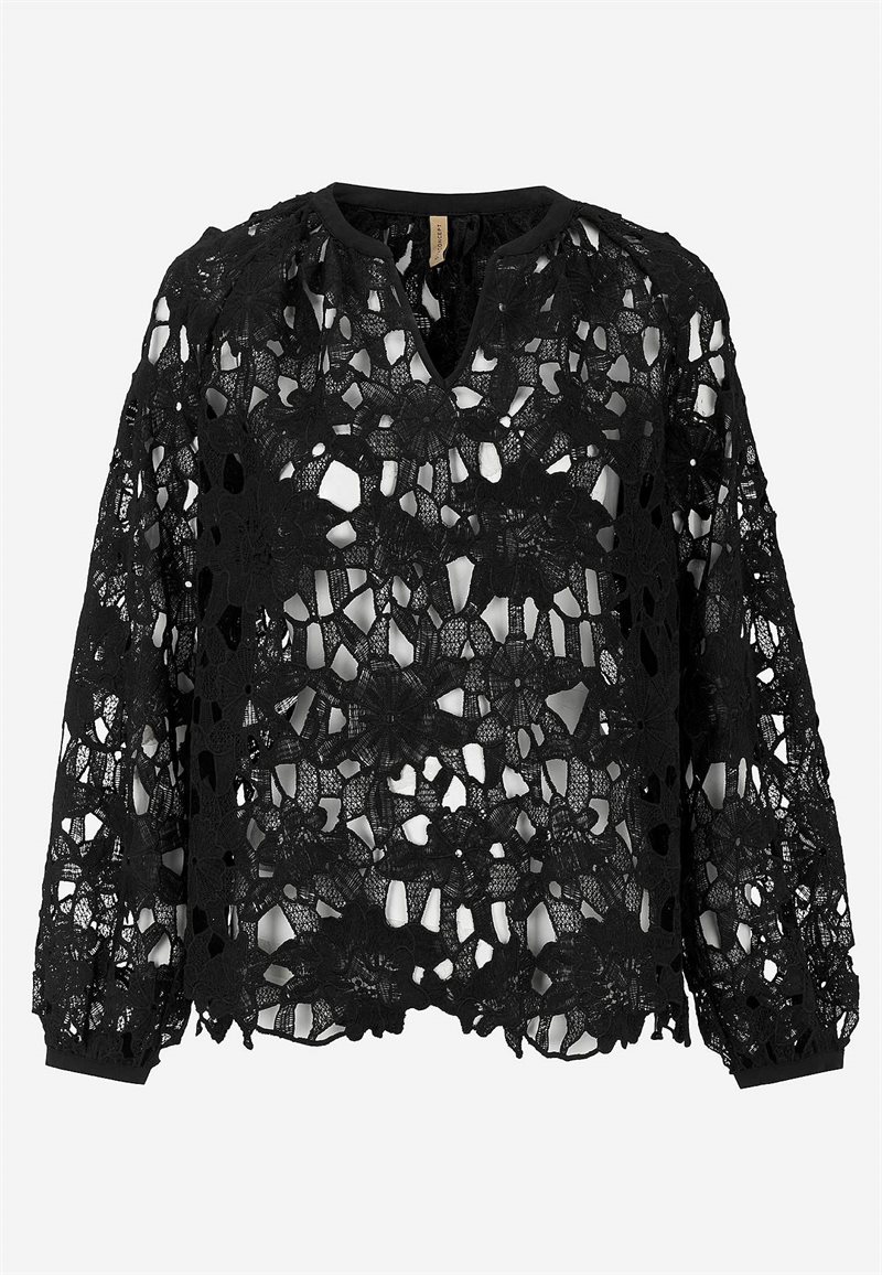 Blondebluse med et blomstermønster