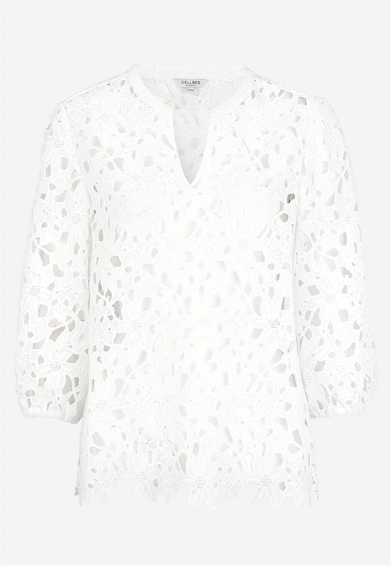 Blondebluse med et blomstermønster