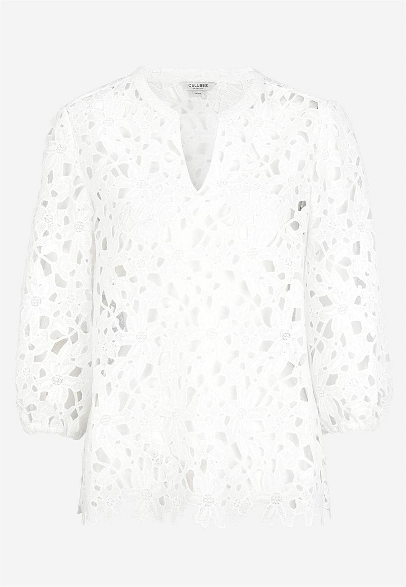 Blondebluse med et blomstermønster