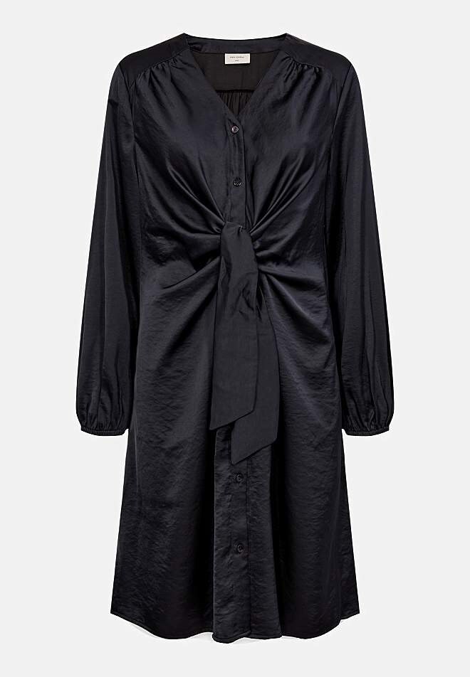 Satinkjole med knudedetalje