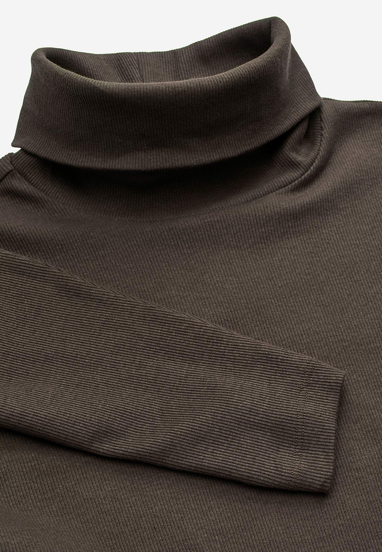 Ribbet turtleneck trøje i økologisk bomuld