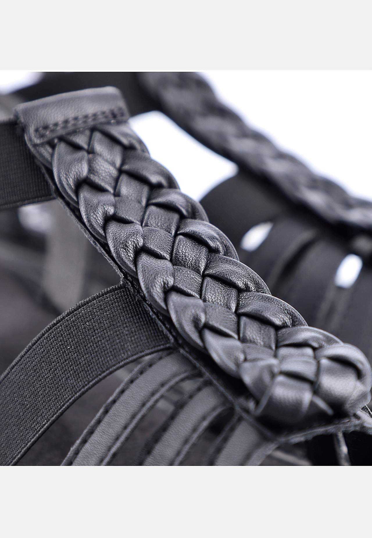 Sandal med flettede detaljer