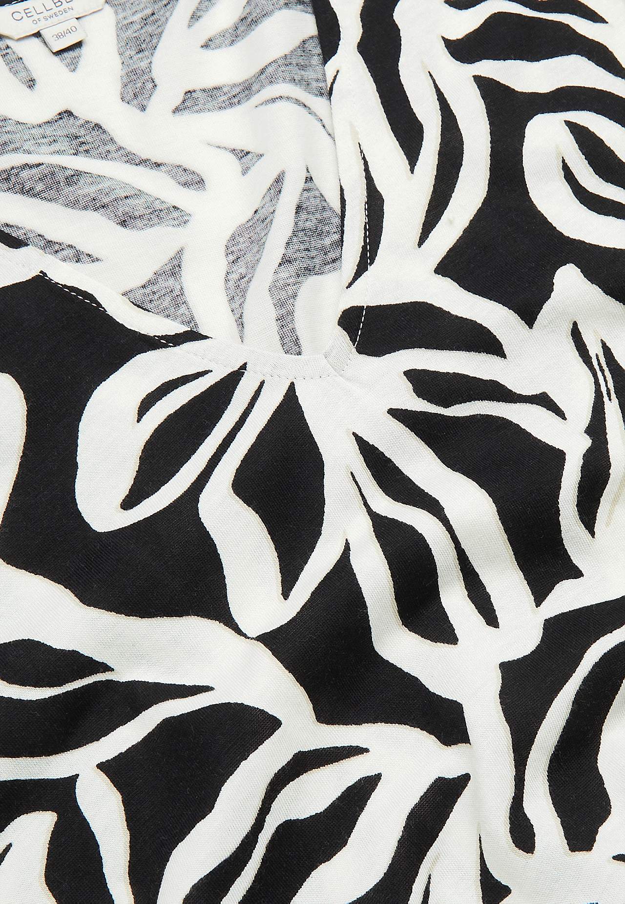 Blød jerseytop med v-udskæring