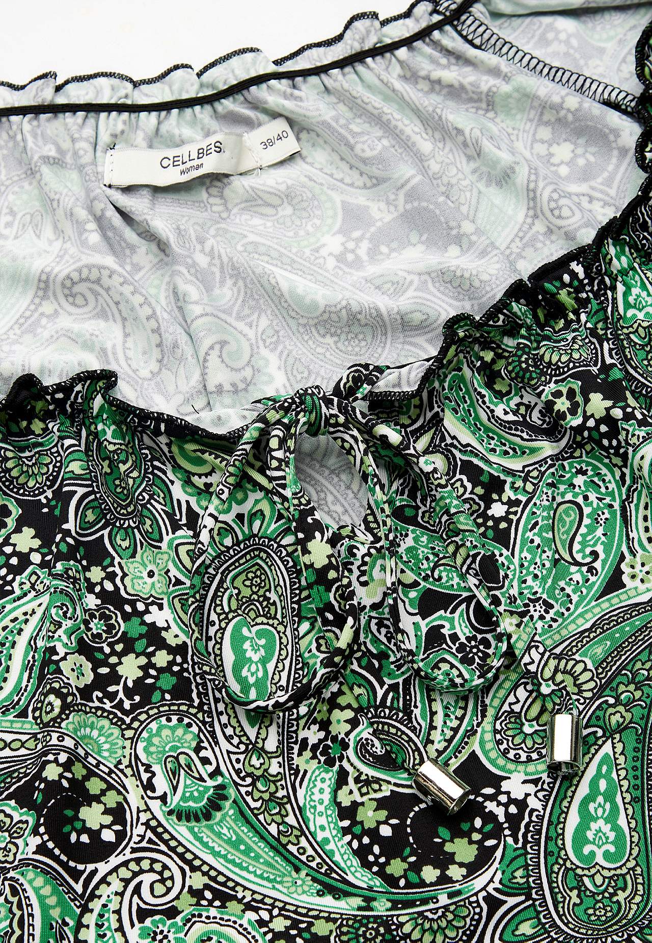Mønstret off-shoulder-kjole