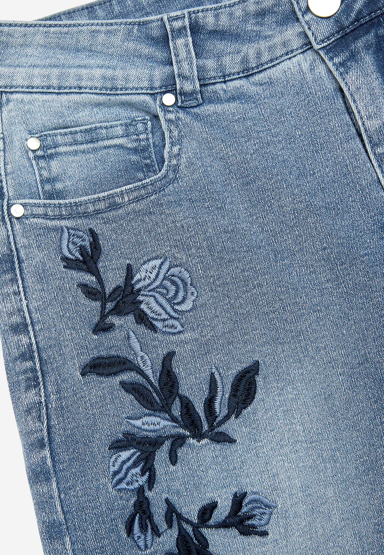 Ankeljeans med broderi