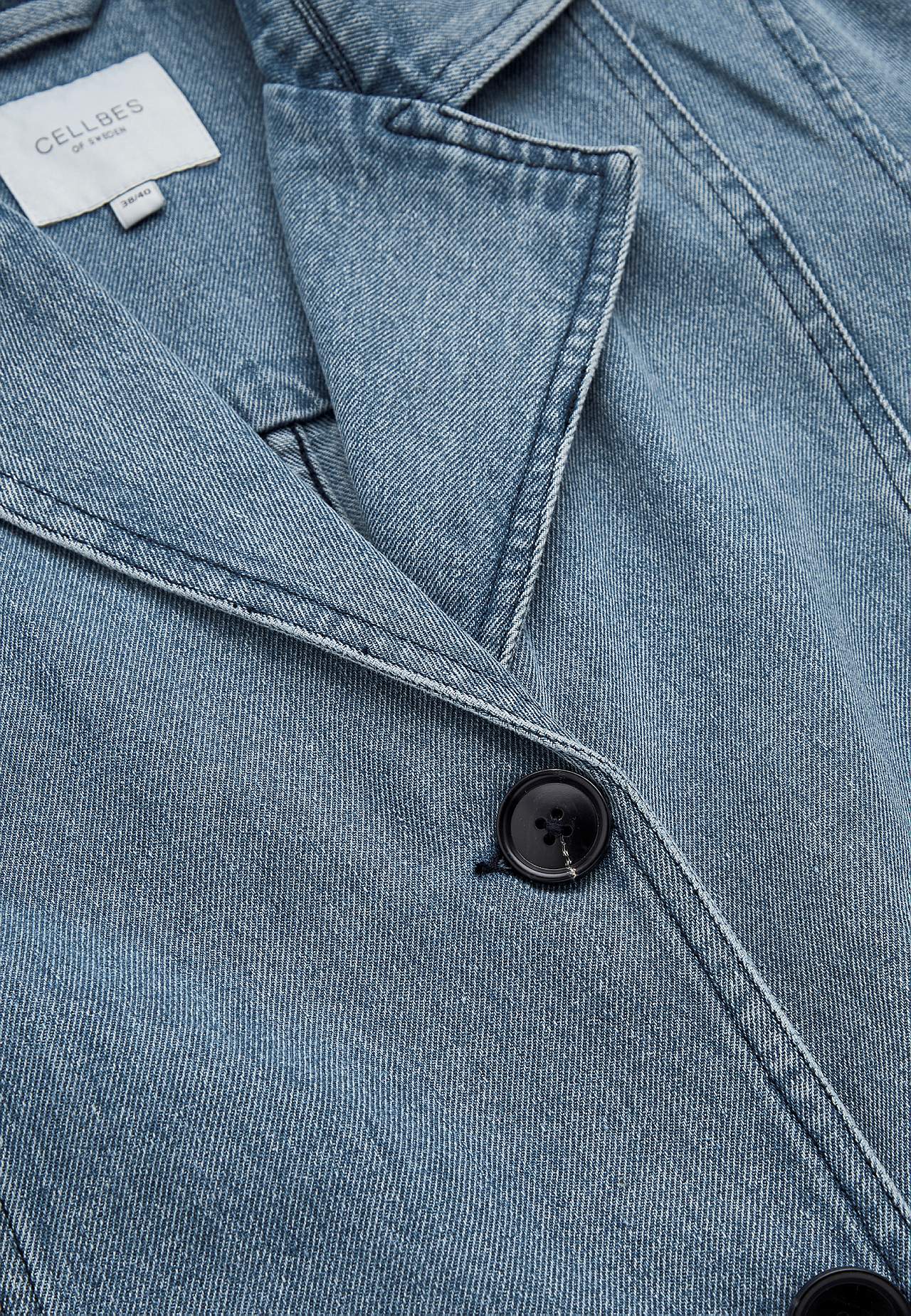 Frakke i denim med bæltespænde