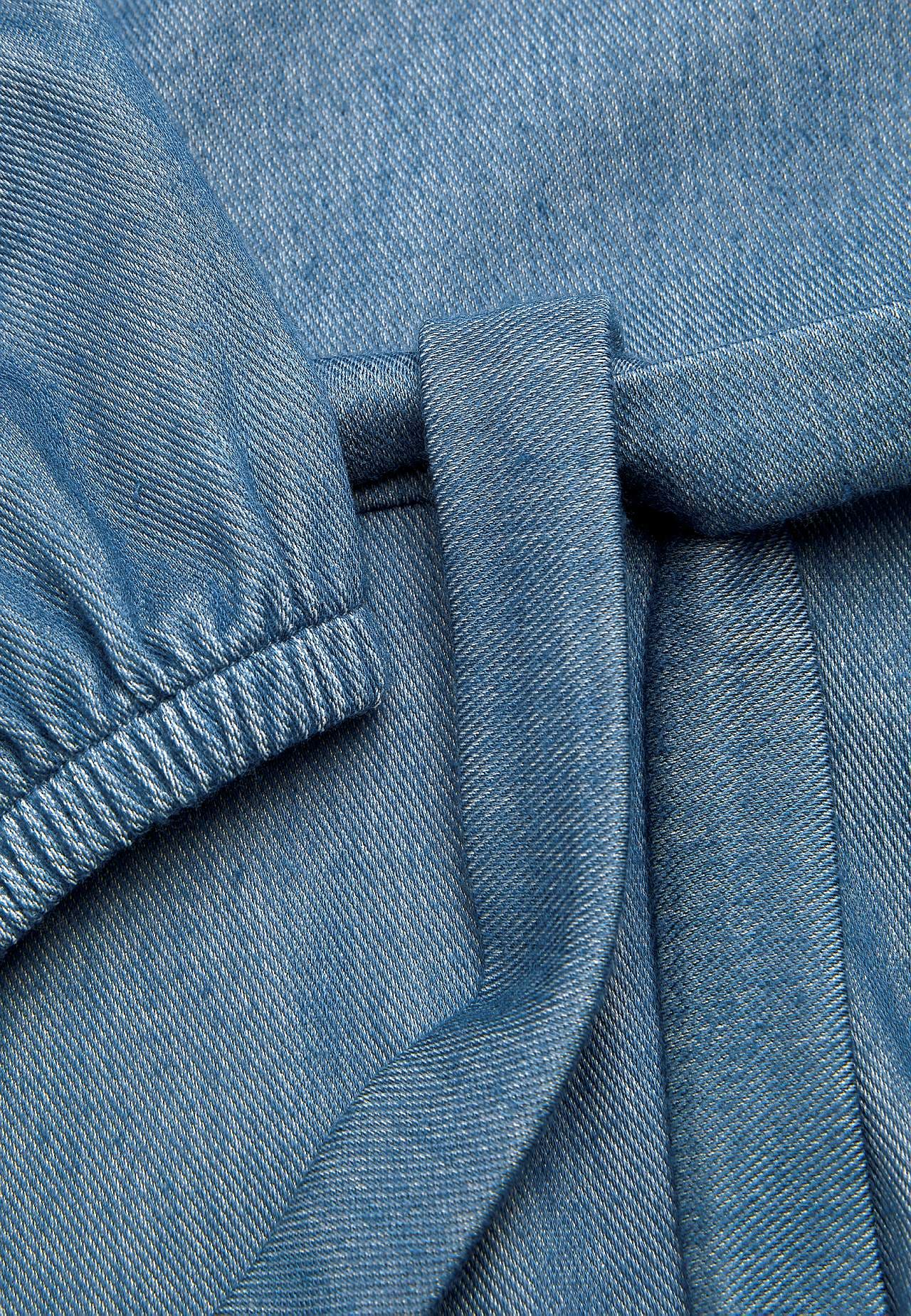 Kjole i denimjersey med bindebælte