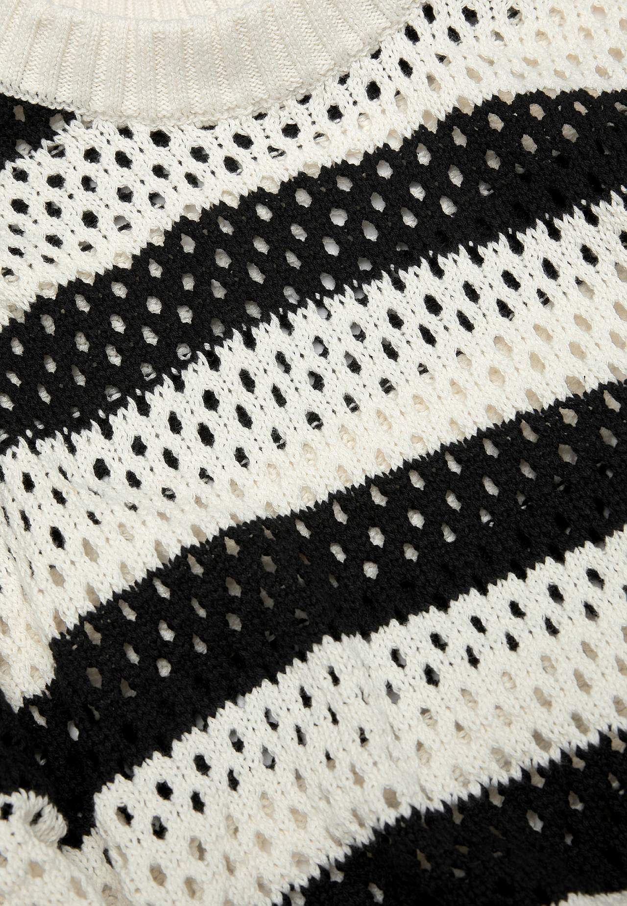 Mønsterstrikket, stribet trøje