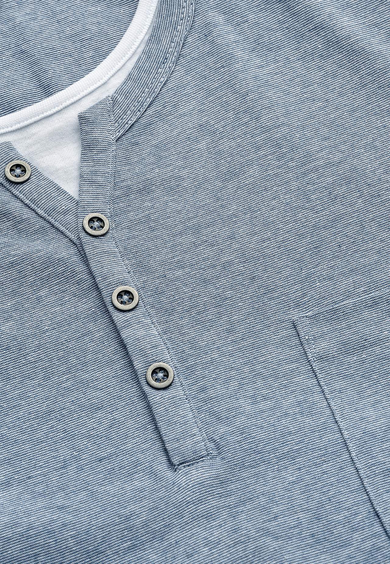 T-shirt med knapstolpe