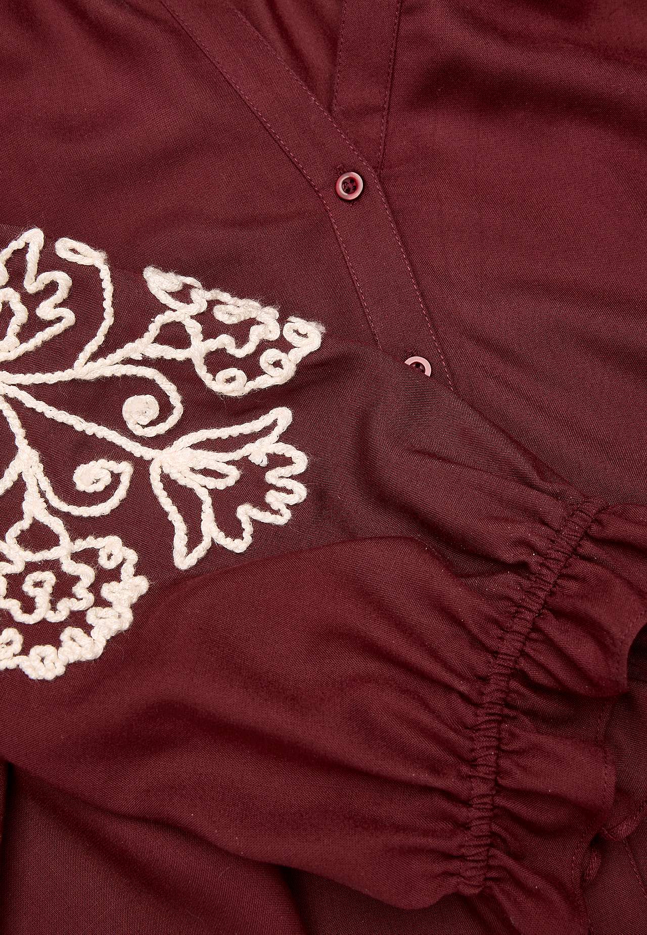 Bluse med broderi