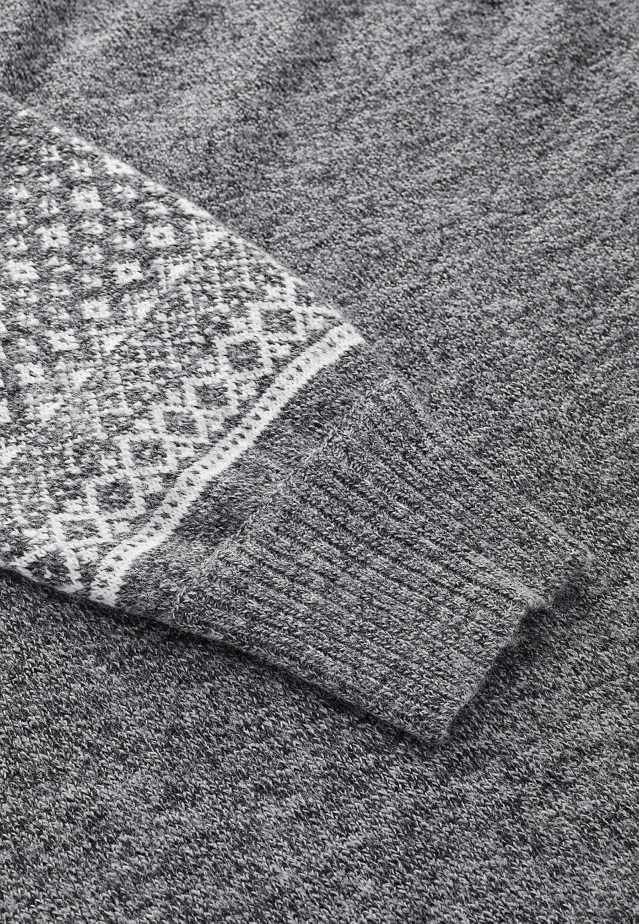 Strikket kjole med jacquardmønstrede ærmer