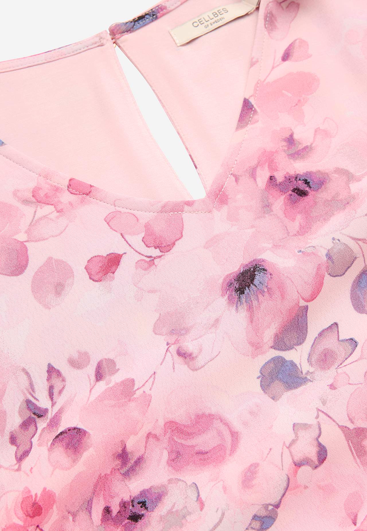 Sommeragtig festkjole med volanter