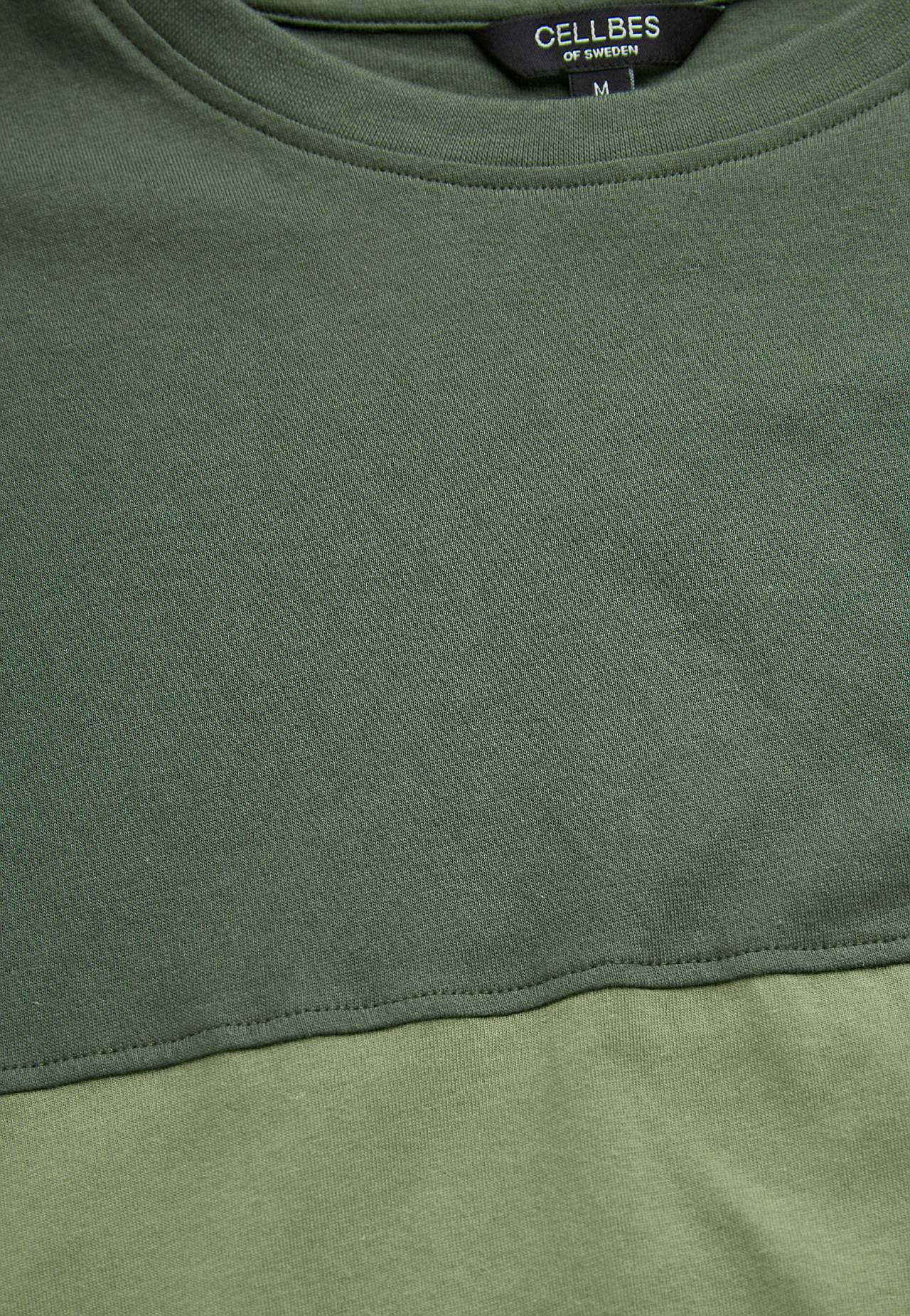 T-shirt med en bred stribe