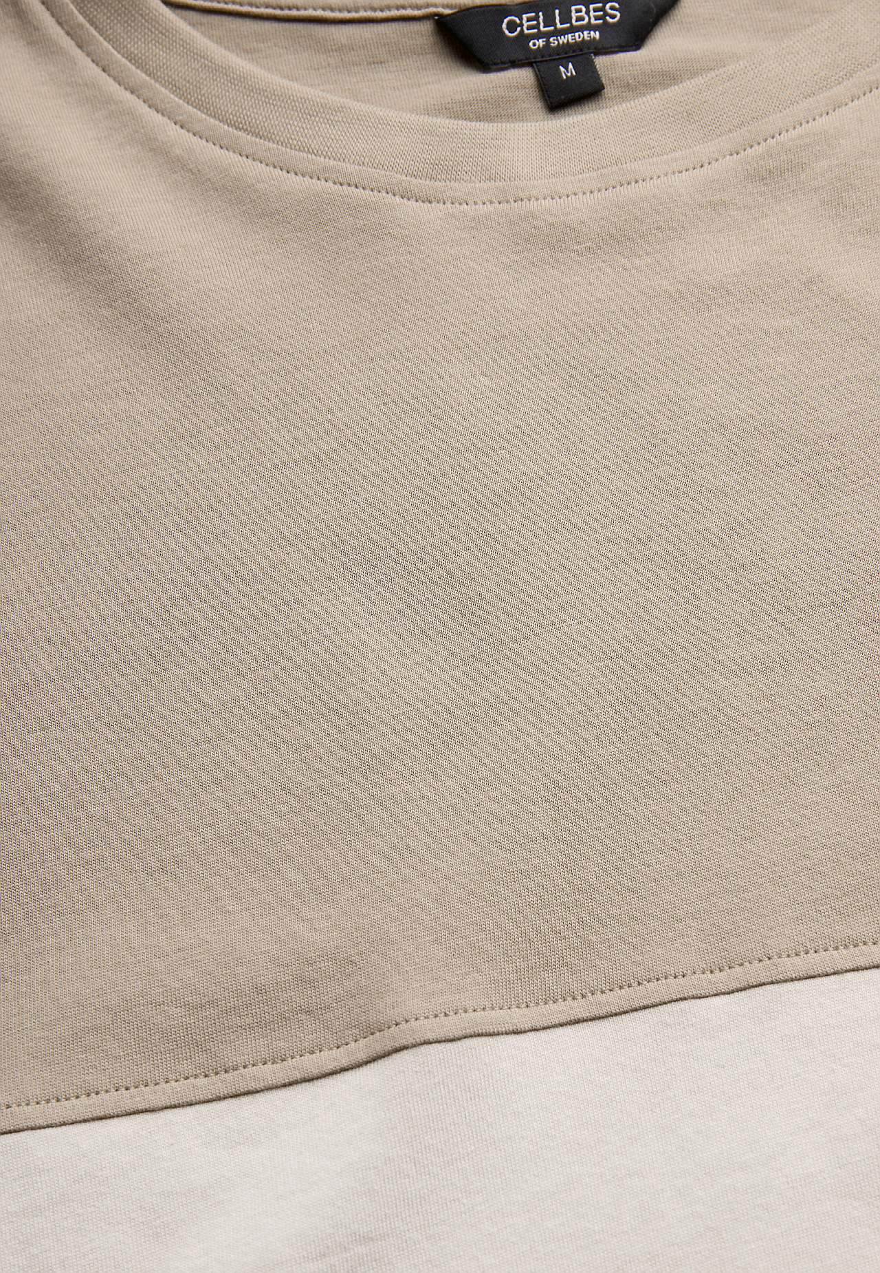 T-shirt med en bred stribe