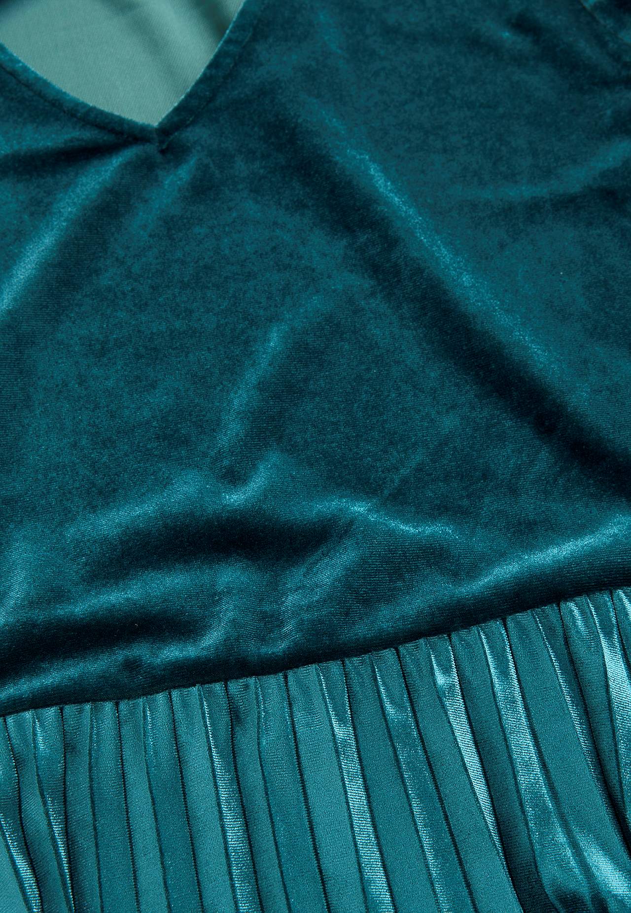 Plisseret fløjlskjole med trekvartærme