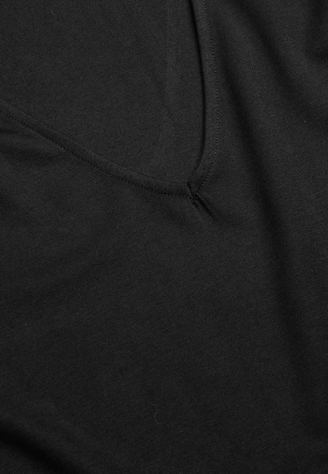 Viskosekjole med blondedetaljer