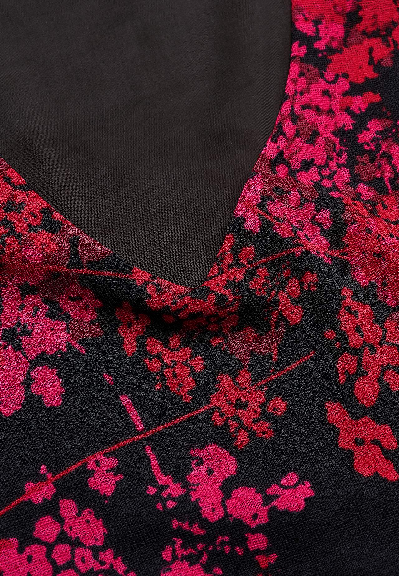 Tunika med et blomstermønster