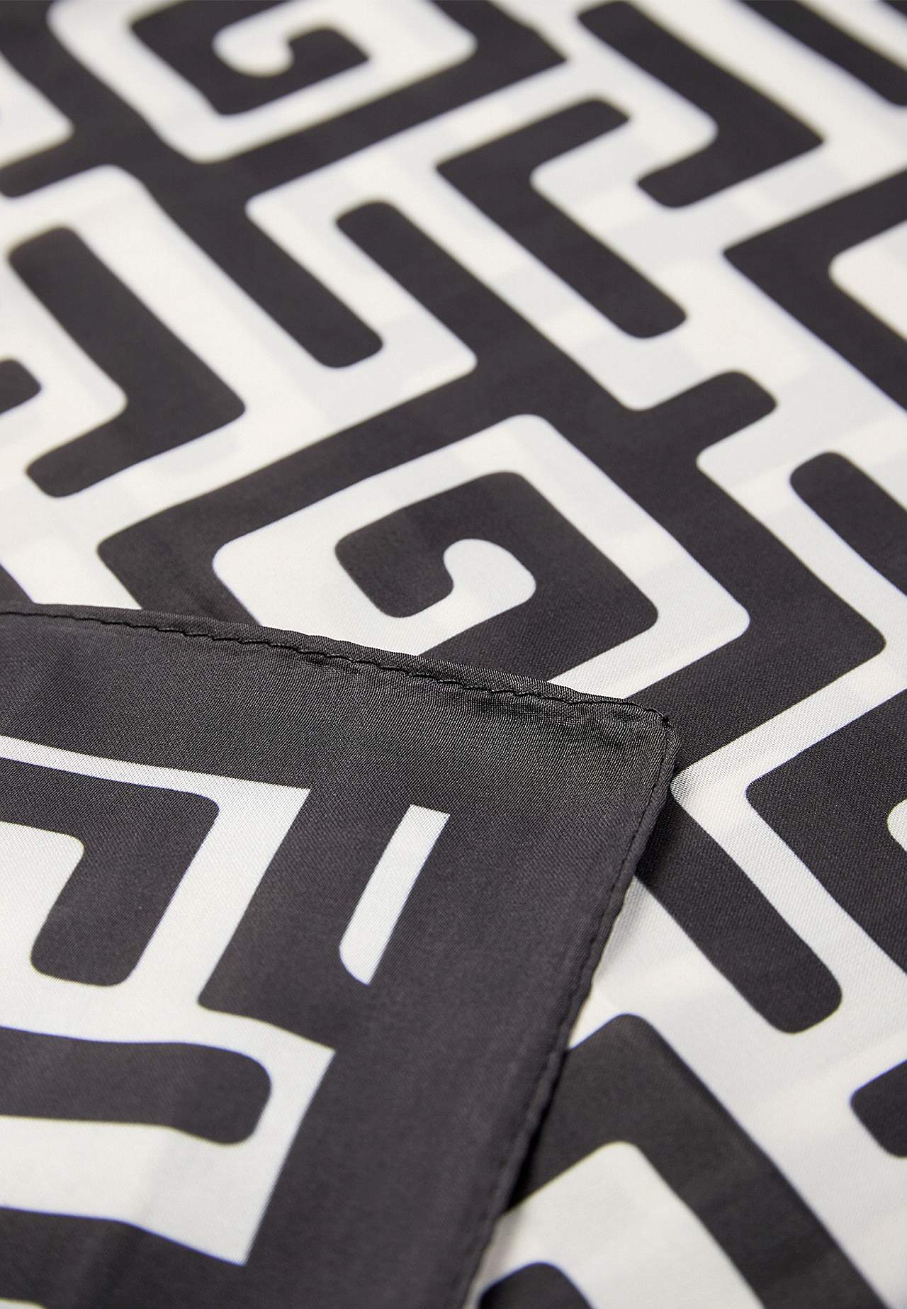 Tørklæde i mønstret satin