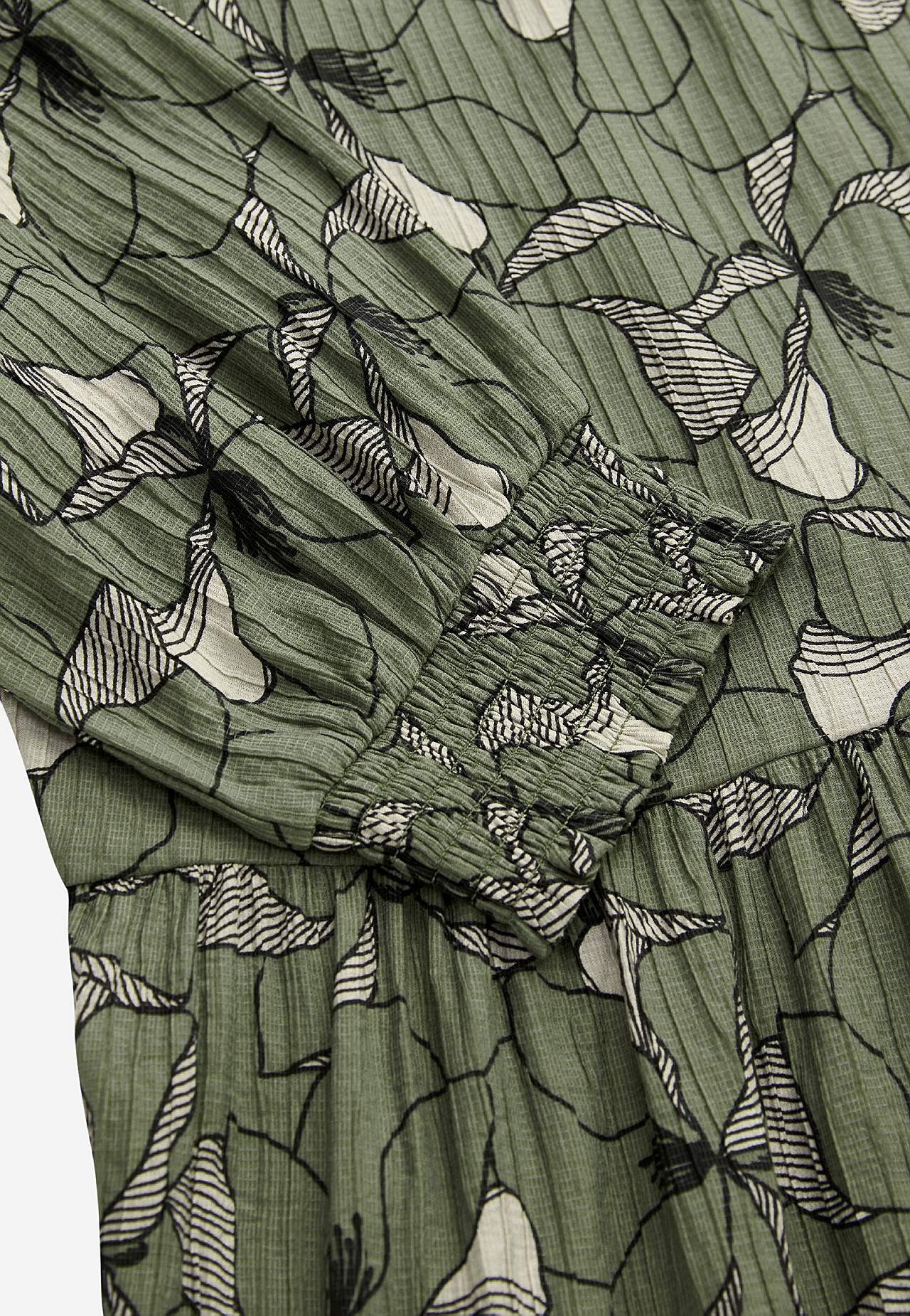 Kjole med et blomstermønster og struktur