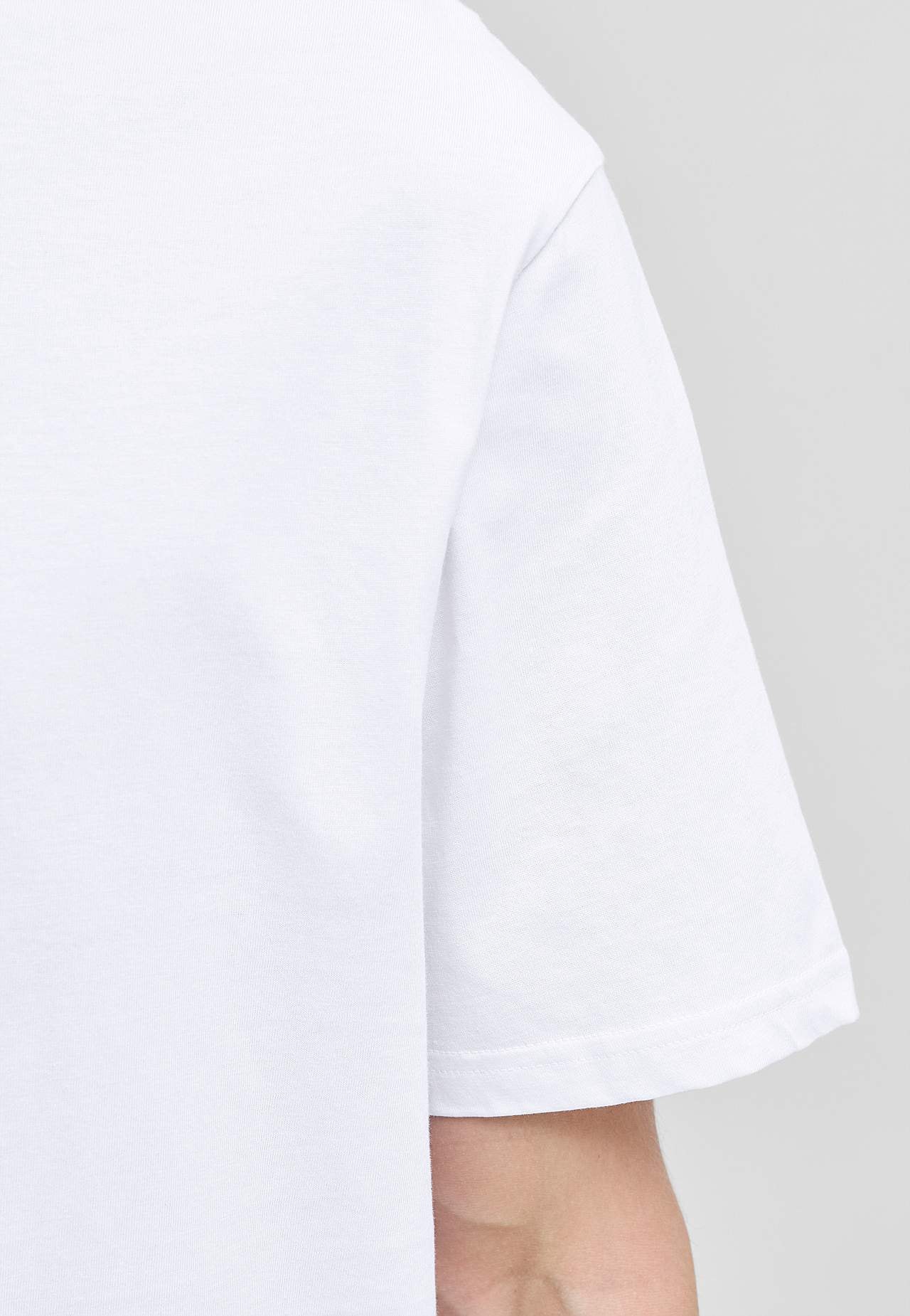 T-shirt med tryk ved fronten