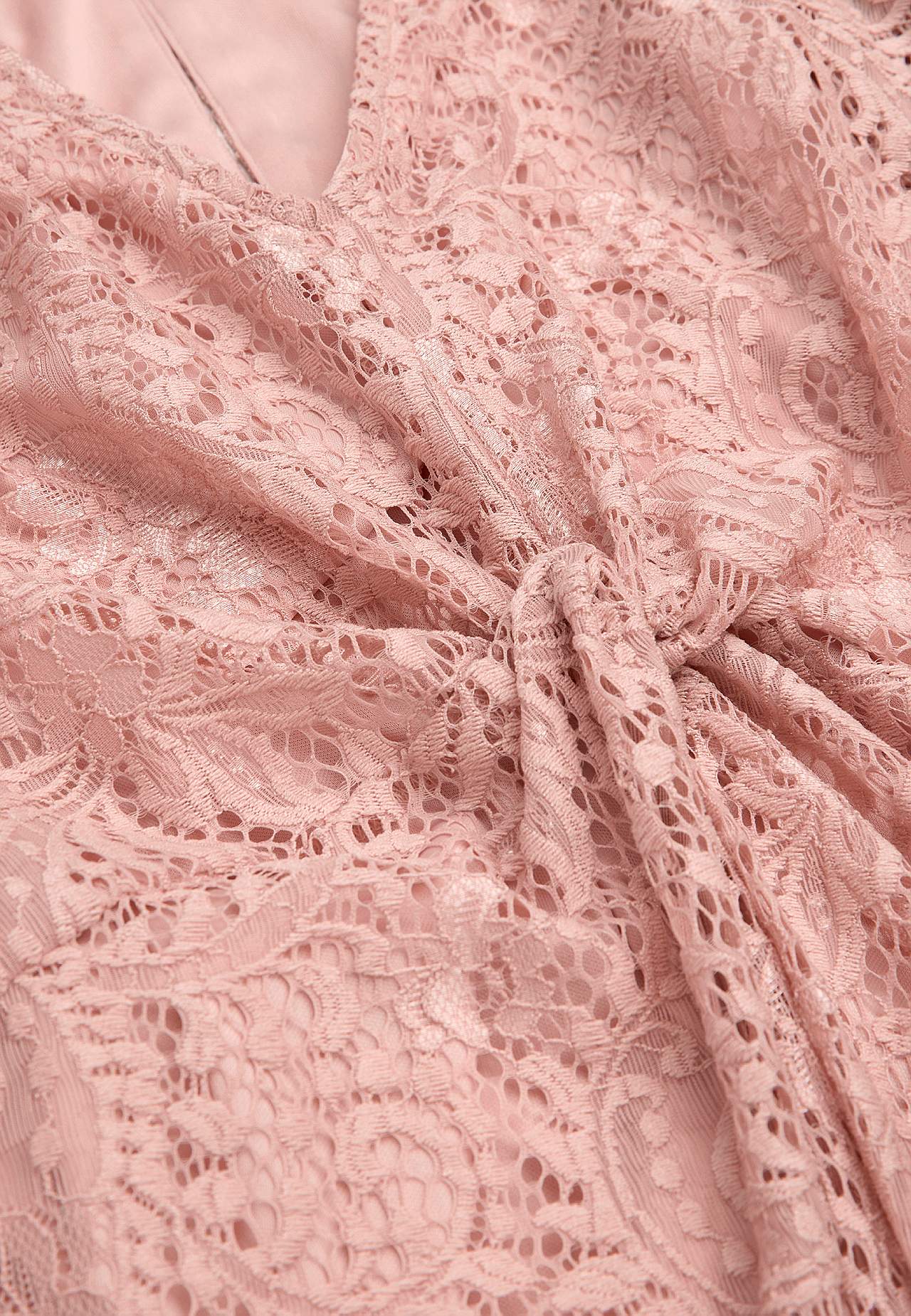 Blød, elastisk blondekjole