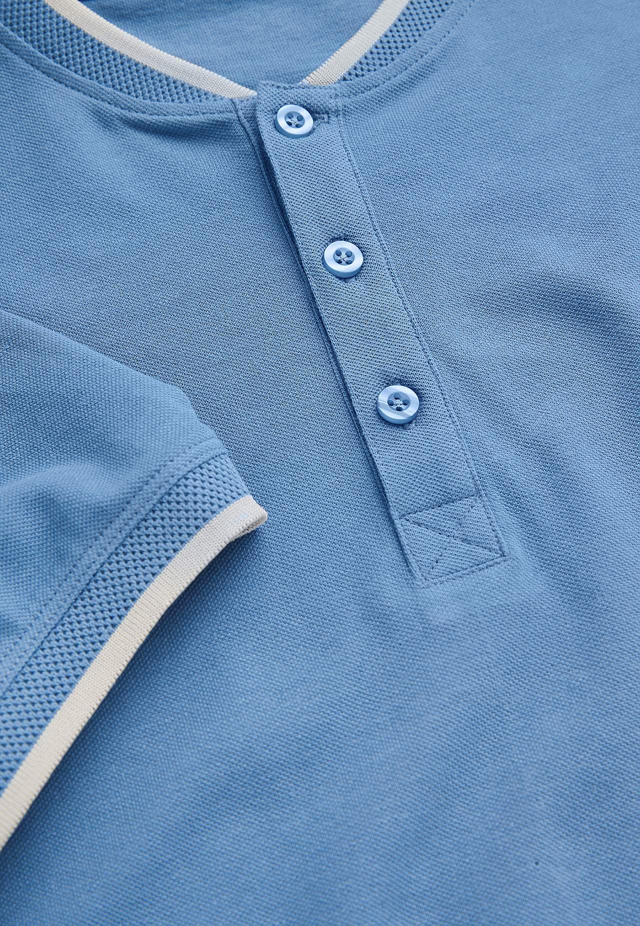 T-shirt med knapstolpe