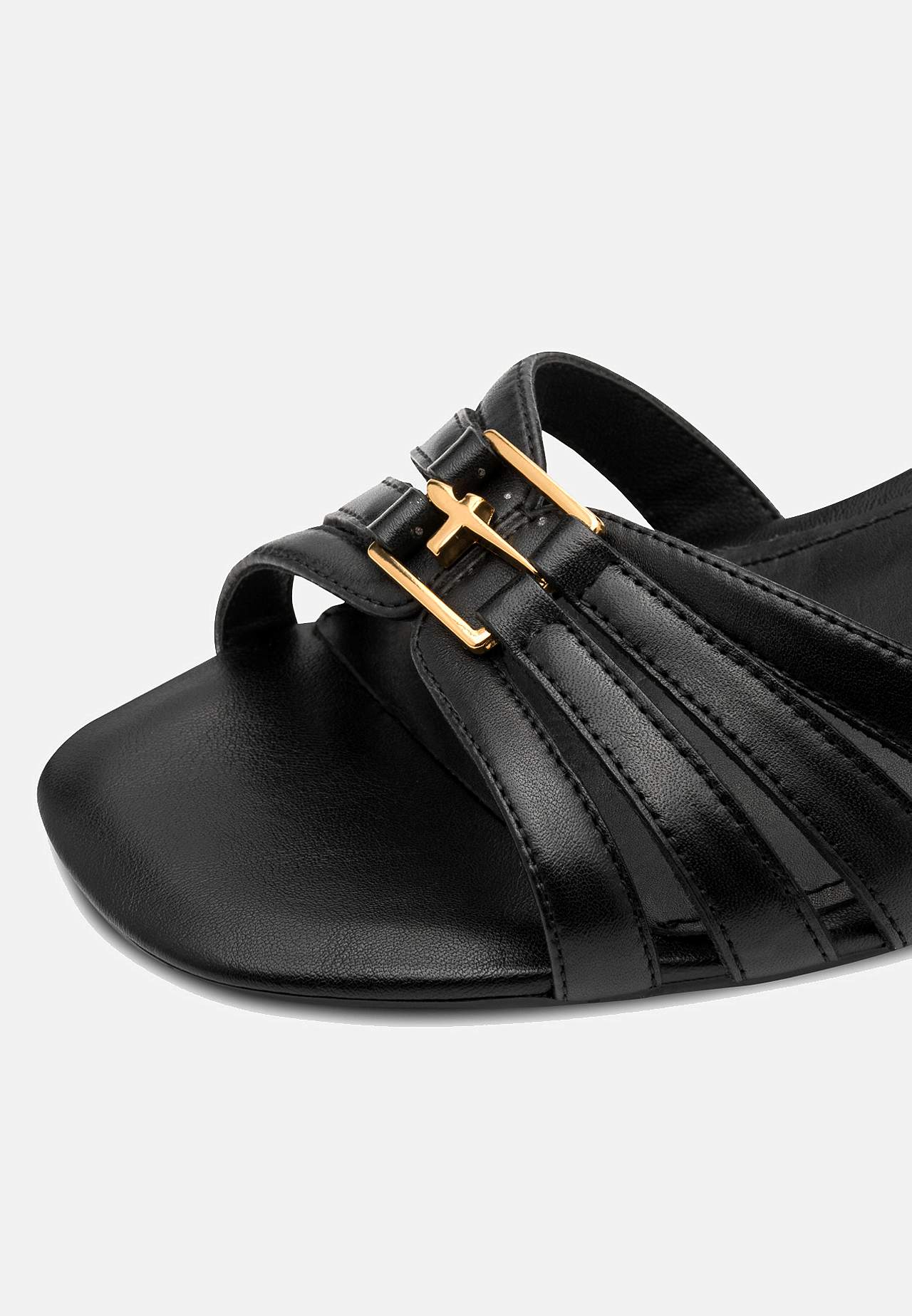 Lædersandalet med metaldetaljer