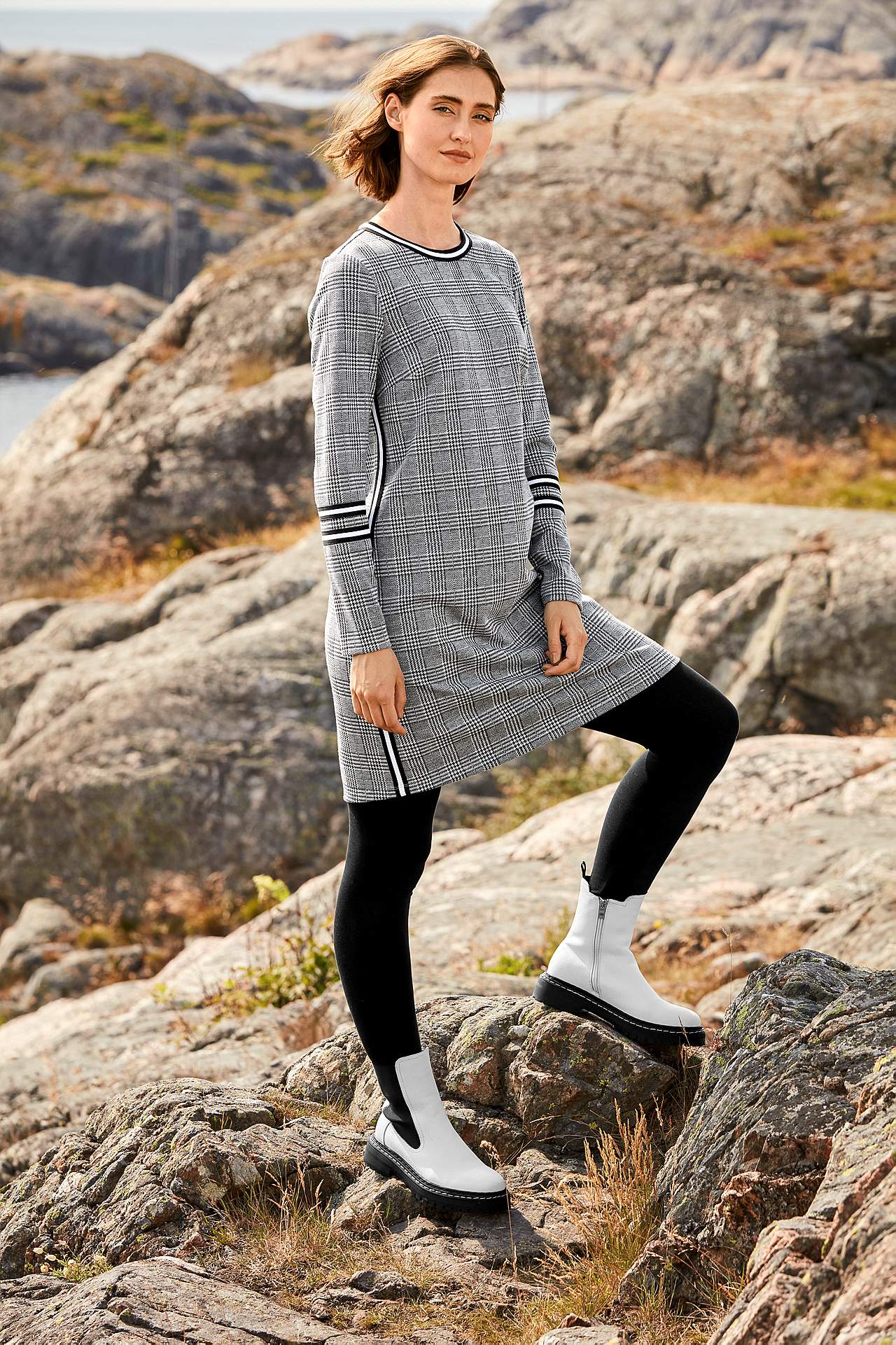 Jerseykjole med kontrastfarvede detaljer