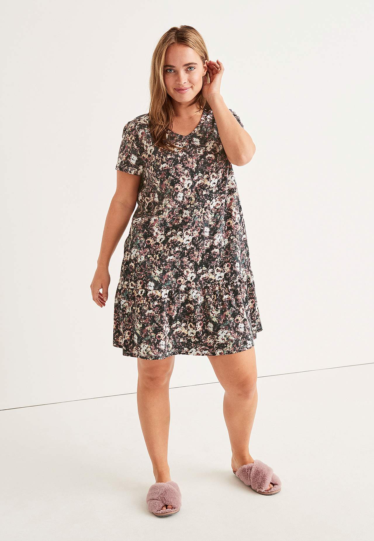 Mønstret natkjole med bred volant