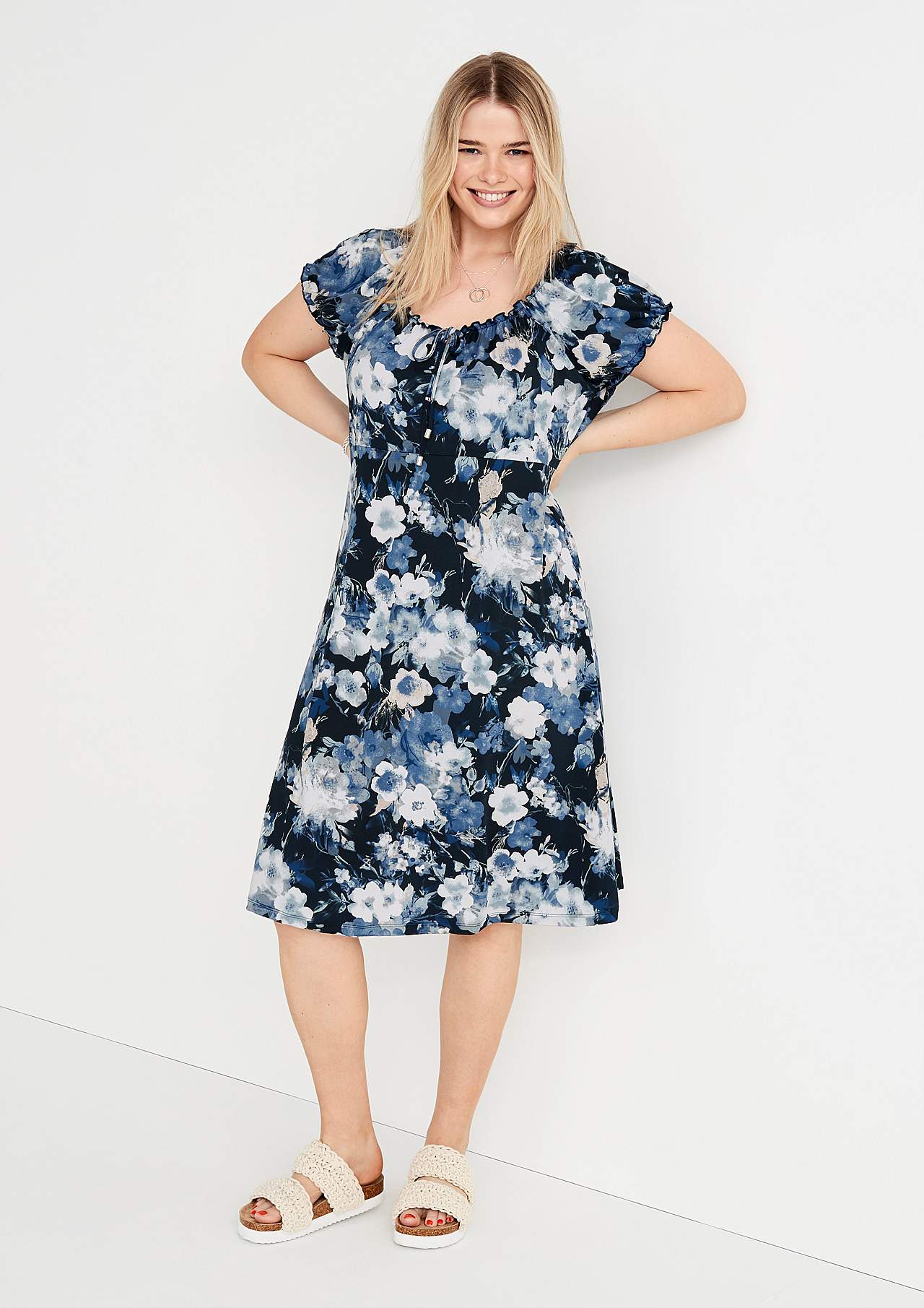 Mønstret off-shoulder-kjole