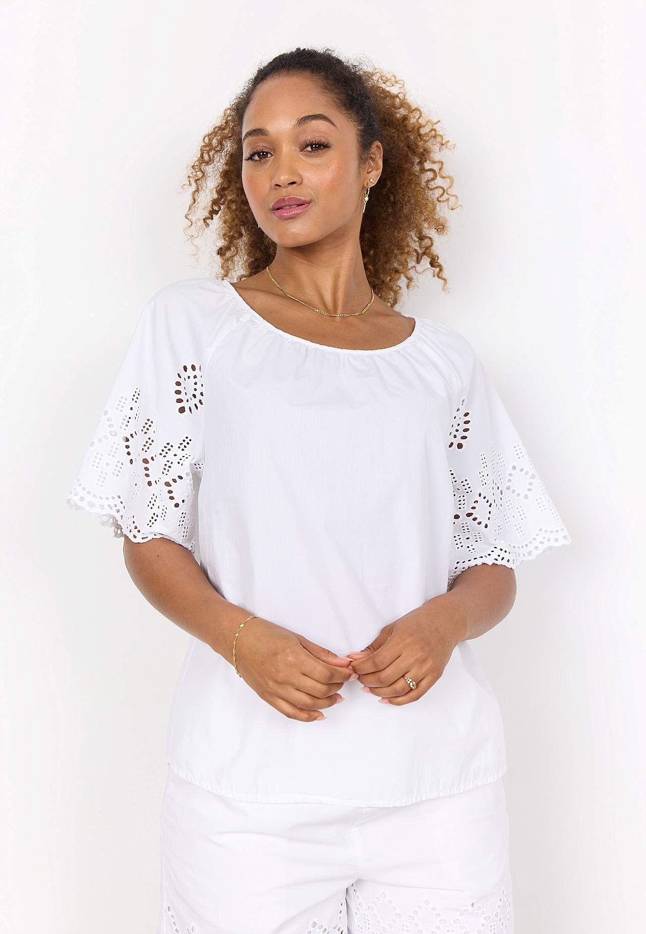 Bluse med hulbroderi