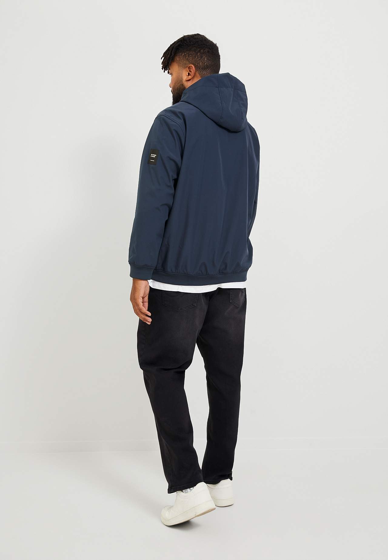 Vandafvisende softshelljakke med hætte