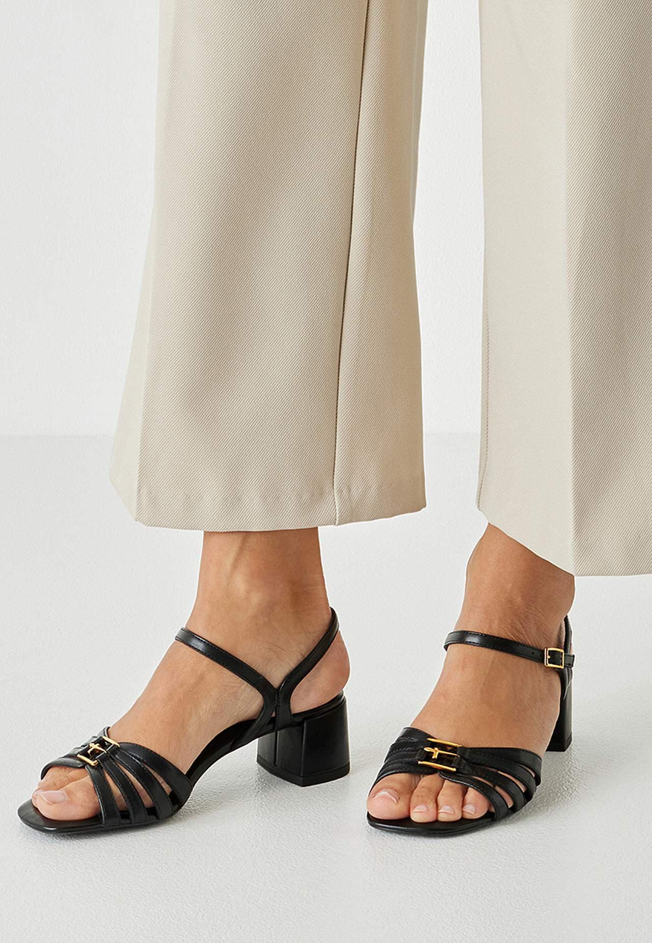 Lædersandalet med metaldetaljer