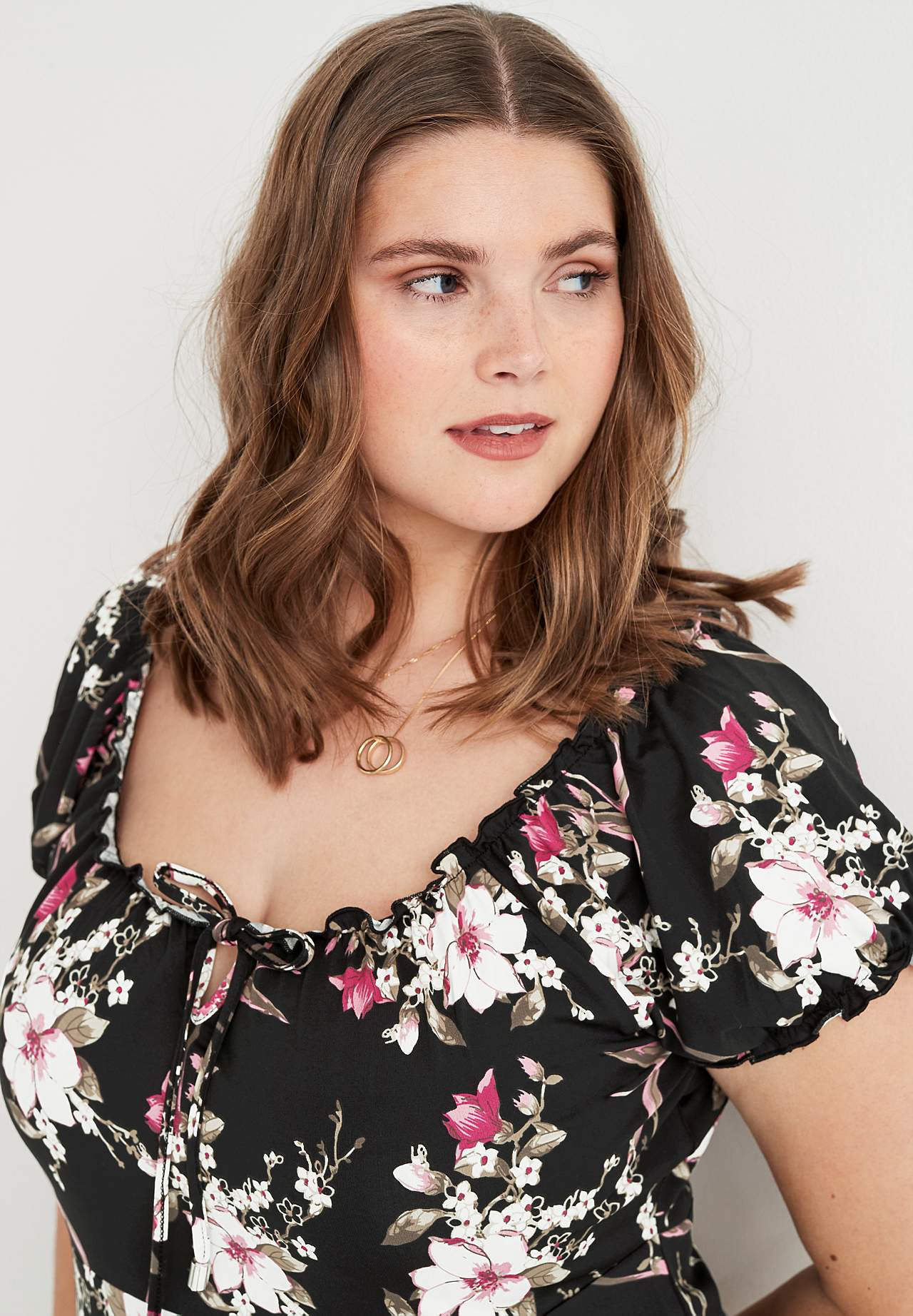 Mønstret off-shoulder-kjole