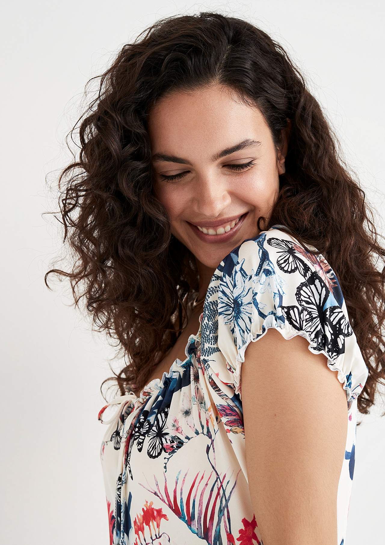 Mønstret off-shoulder-kjole