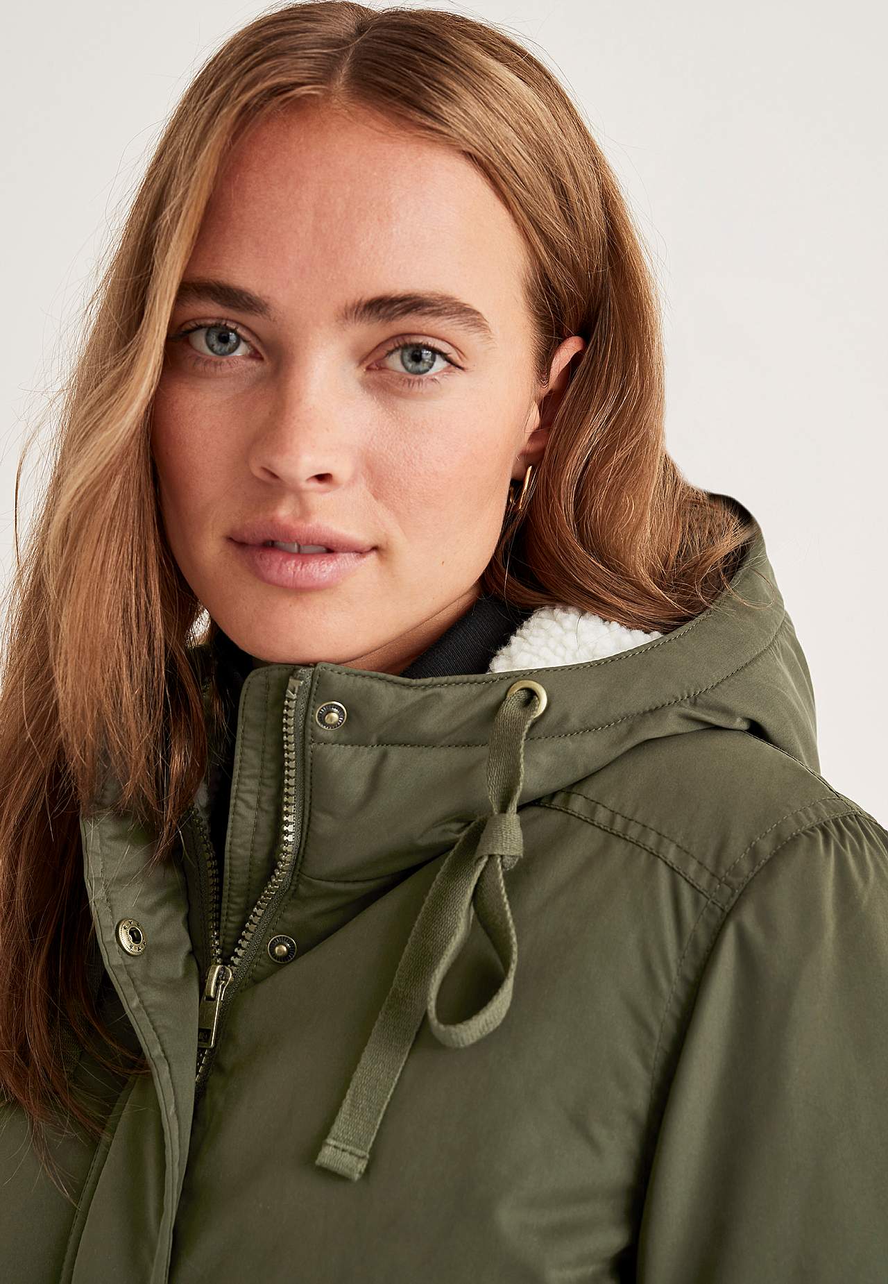 Parka med pileforet hætte