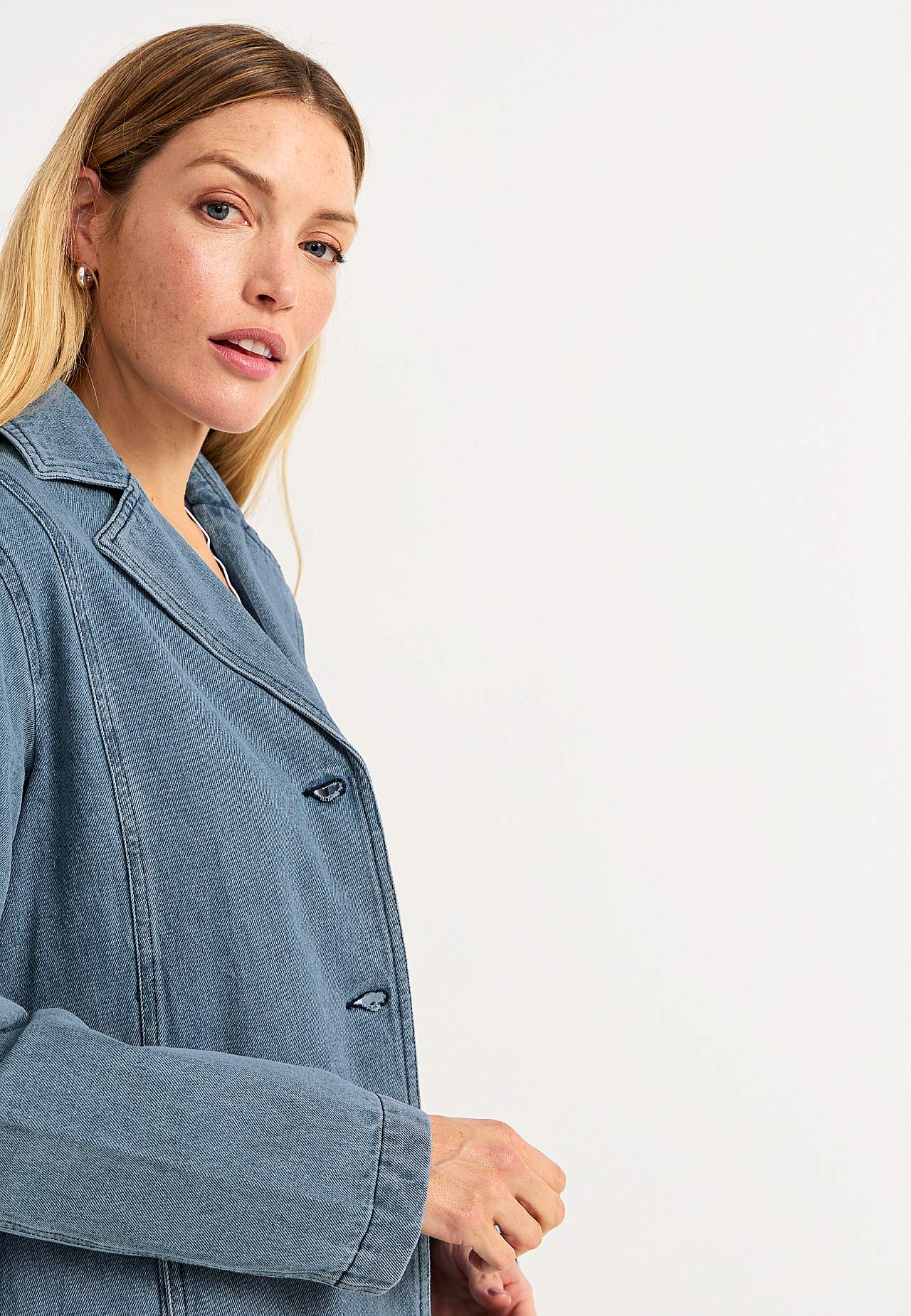 Frakke i denim med bæltespænde