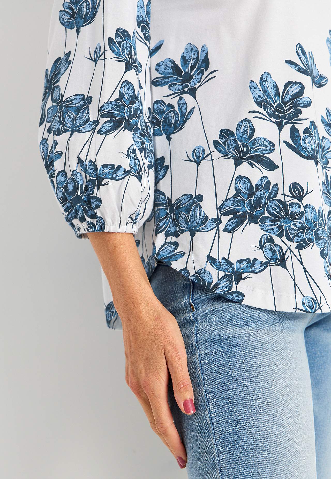 Jerseytop med et blomstermønster Engla