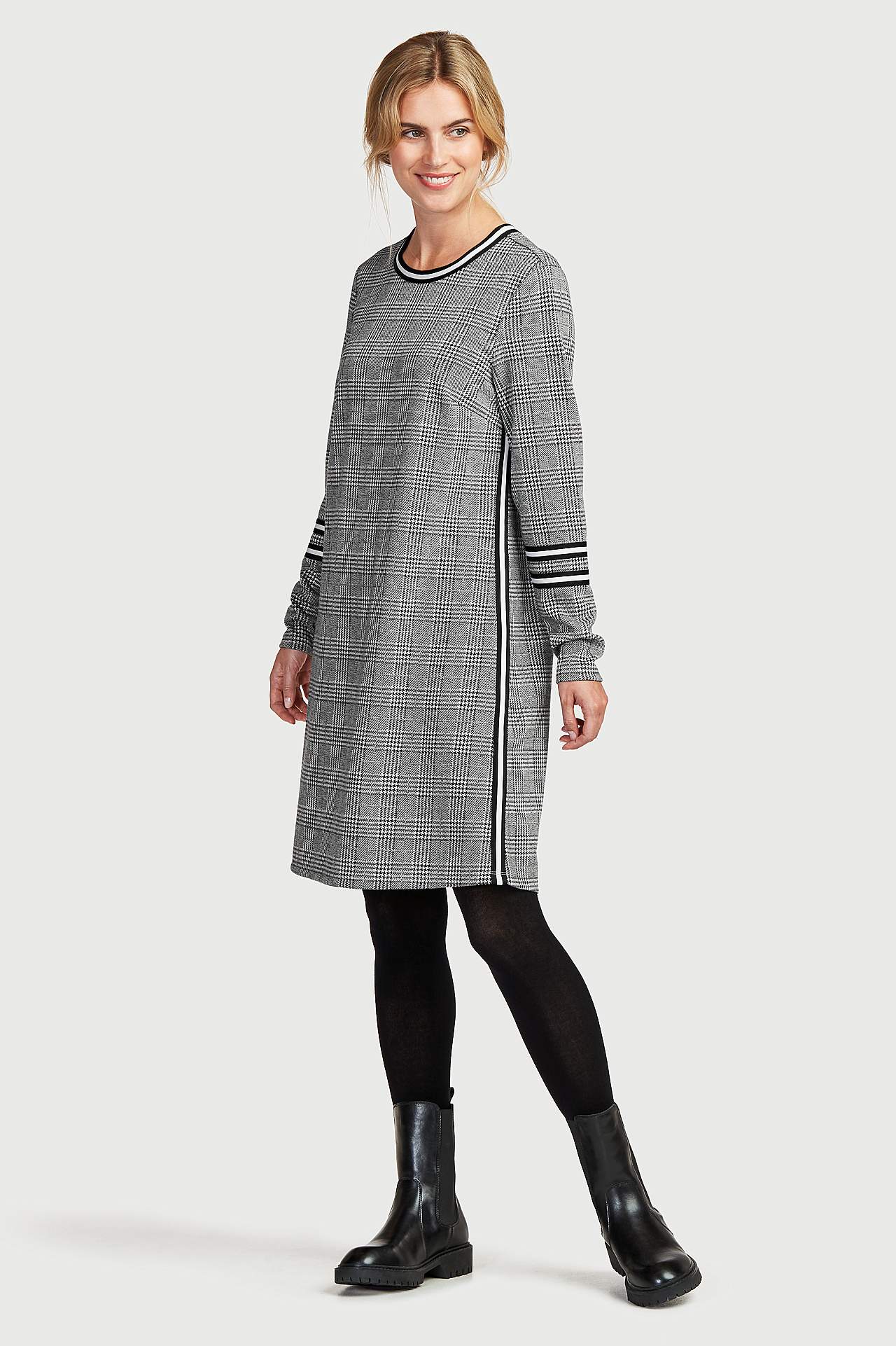 Jerseykjole med kontrastfarvede detaljer