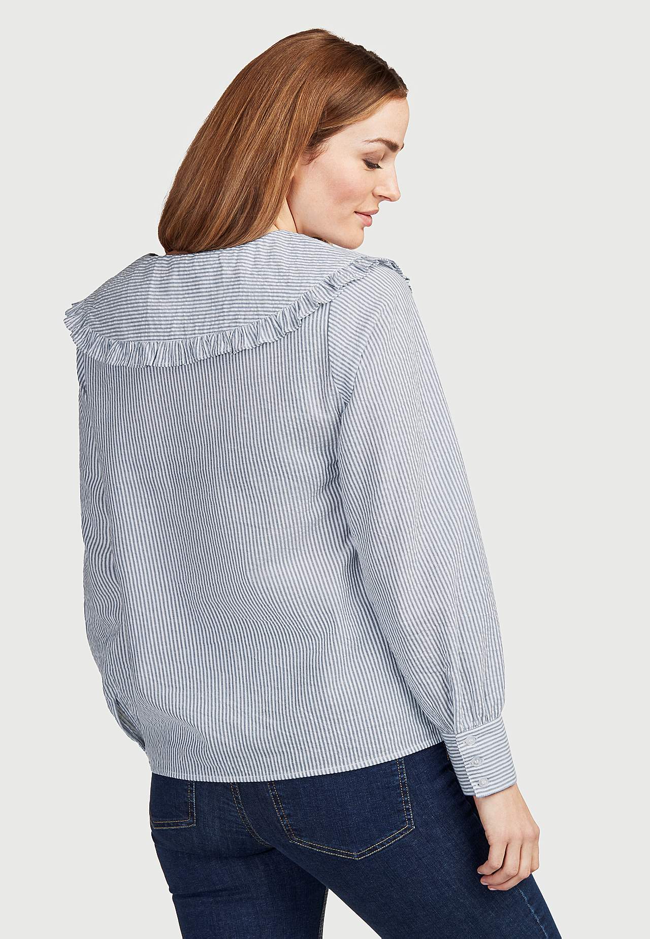 Bluse med flæsekrave