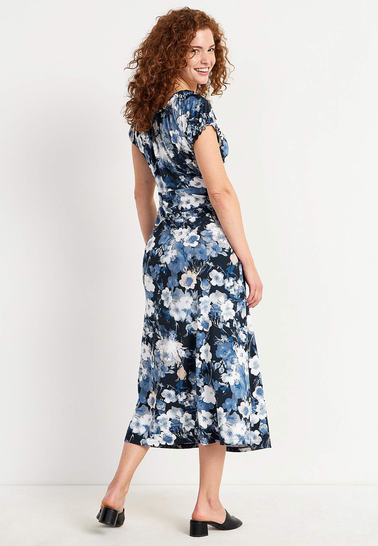 Lang, mønstret off-shoulder-kjole