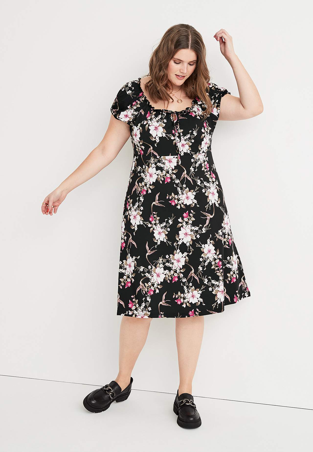 Mønstret off-shoulder-kjole