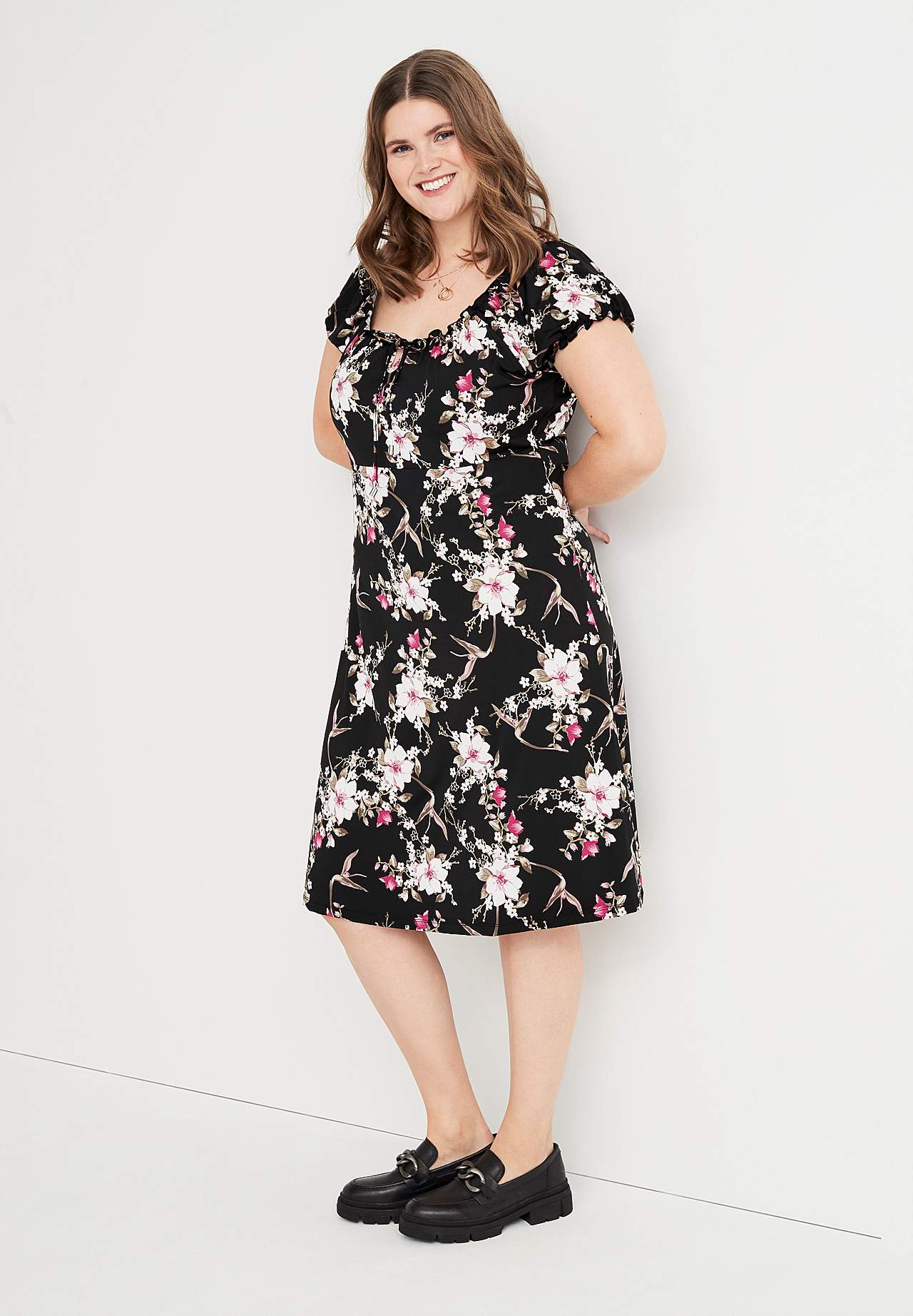 Mønstret off-shoulder-kjole