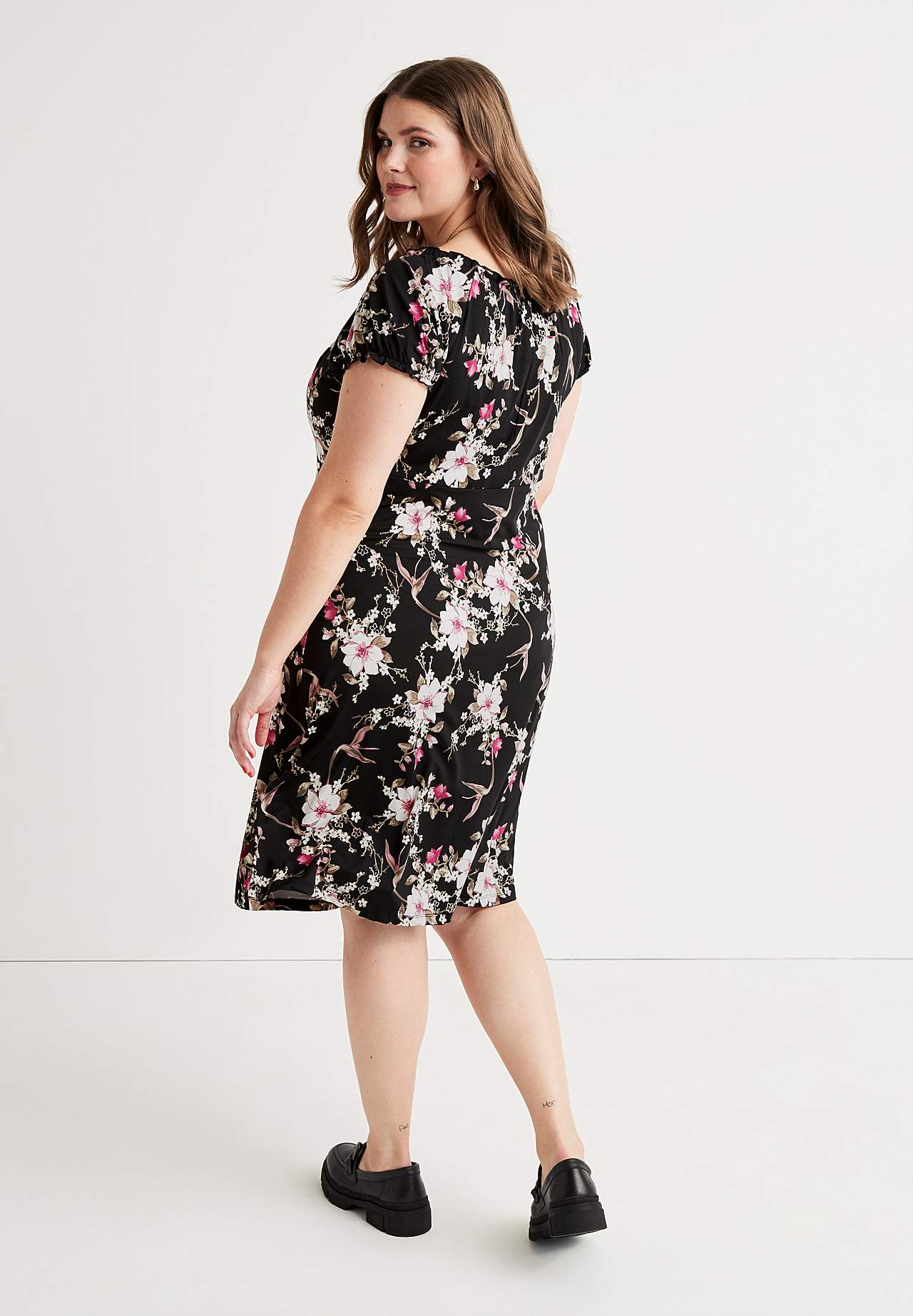 Mønstret off-shoulder-kjole